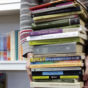 Incorporamos más de 50 libros mediante una donación efectuada por la Mg. Teresita María Victoria Fuentes, Secretaria de Investigación y Posgrado de la Facultad de Arte