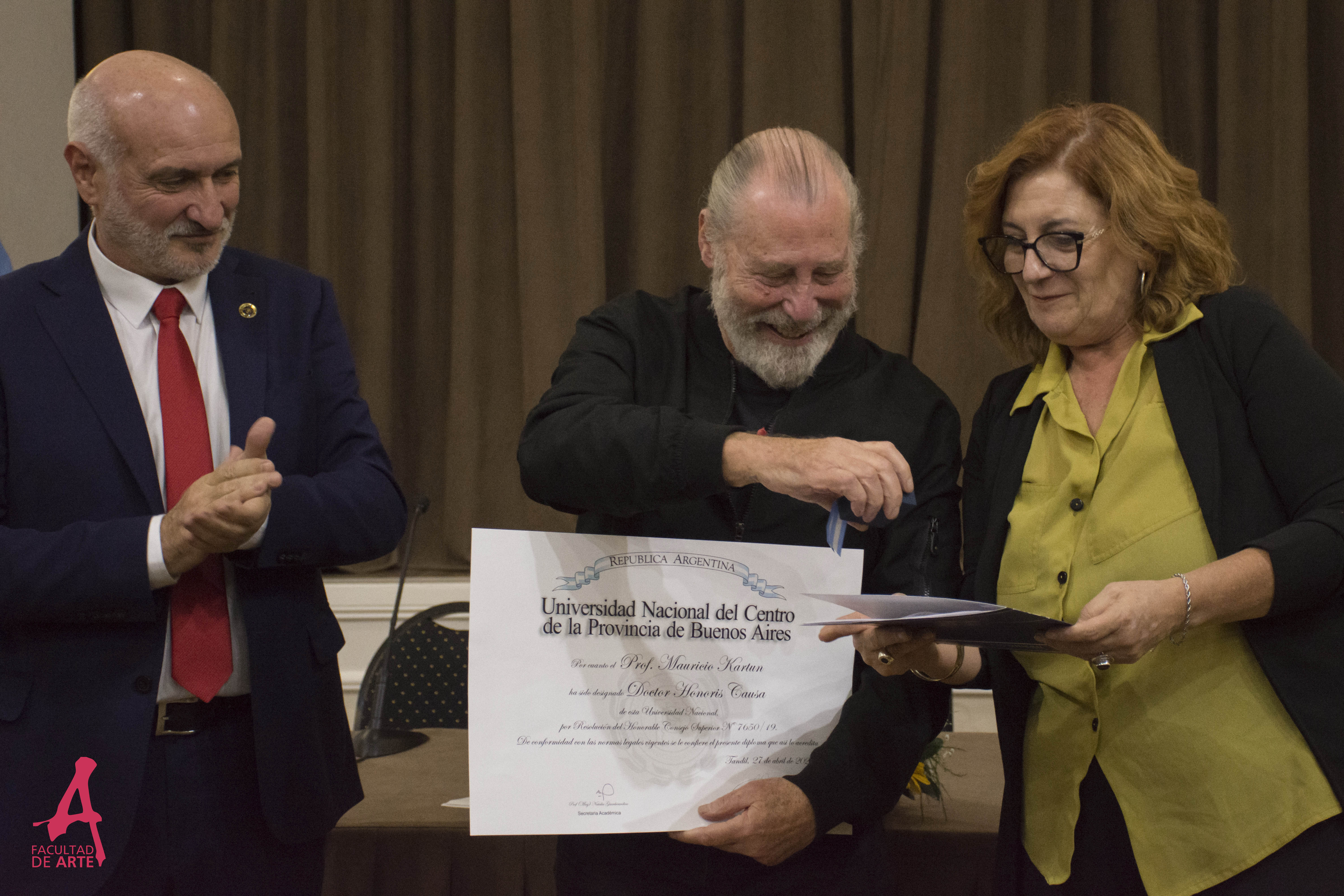 La decana Daniela Ferrari y el Rector entregan titulo y medalla al Dr. Kartun