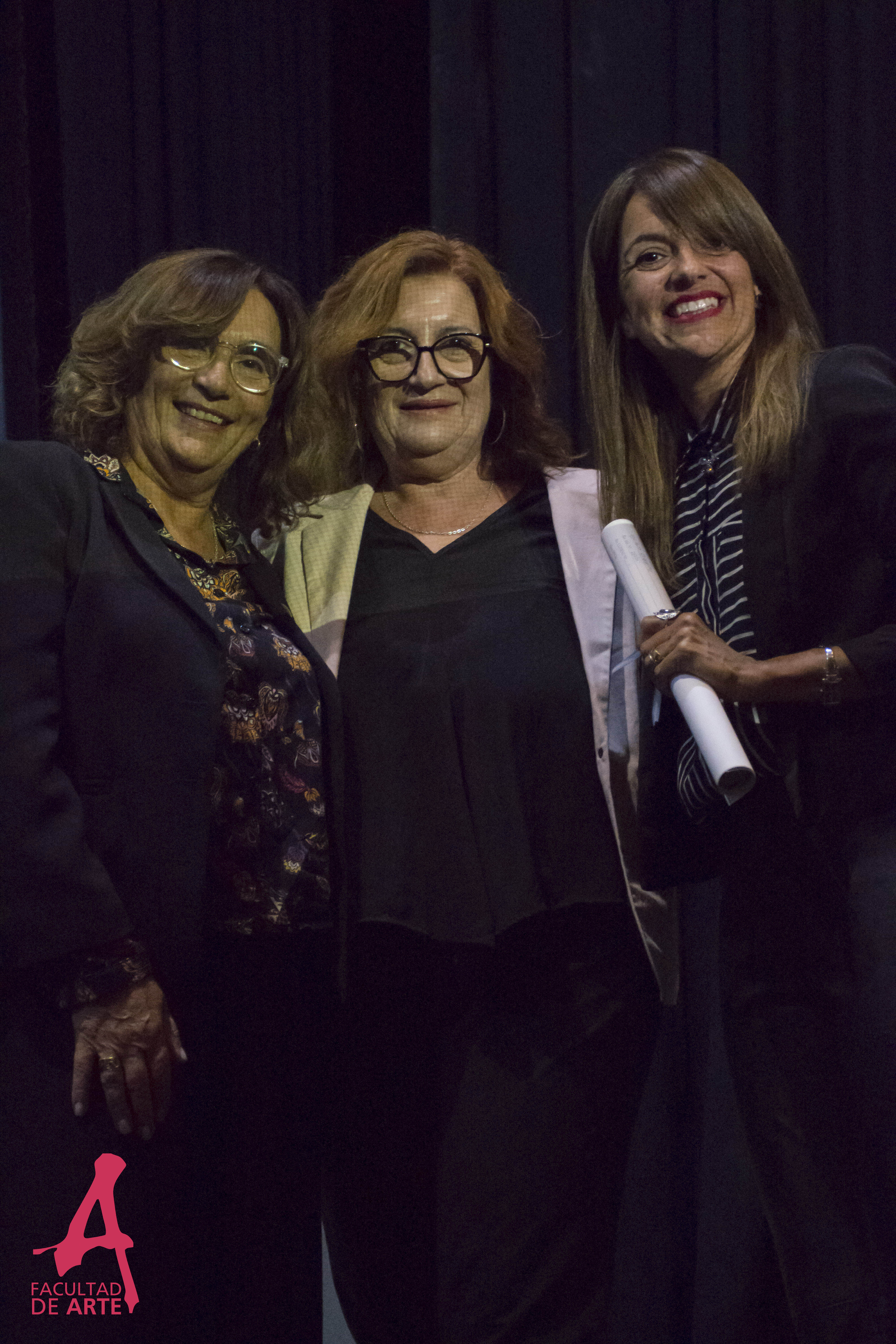 Yanina Lopez recibe su título de Magister en Teatro mención en Actuación