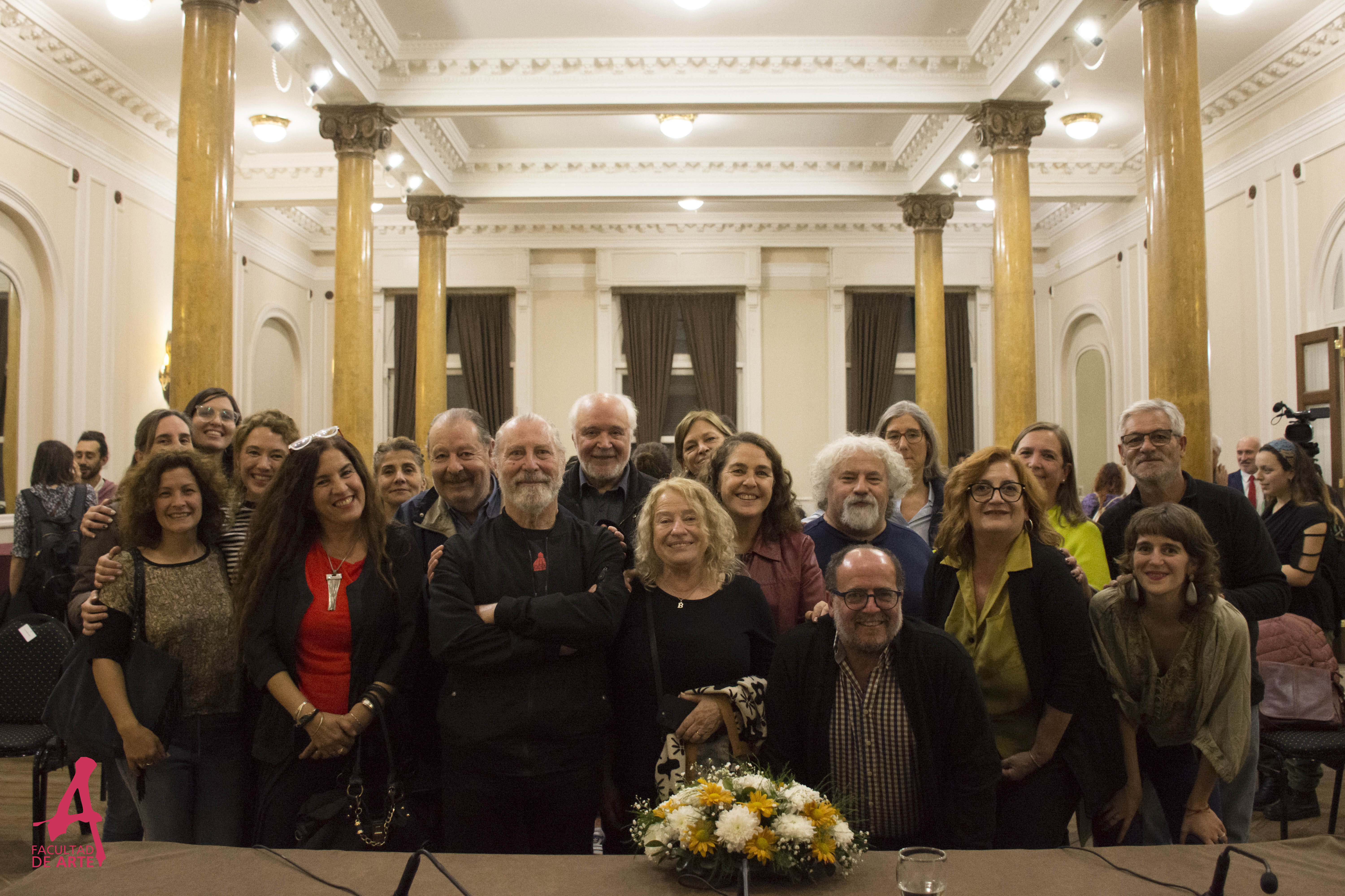 finalizado el acto, recuerdo con amigos y ex alumnxs