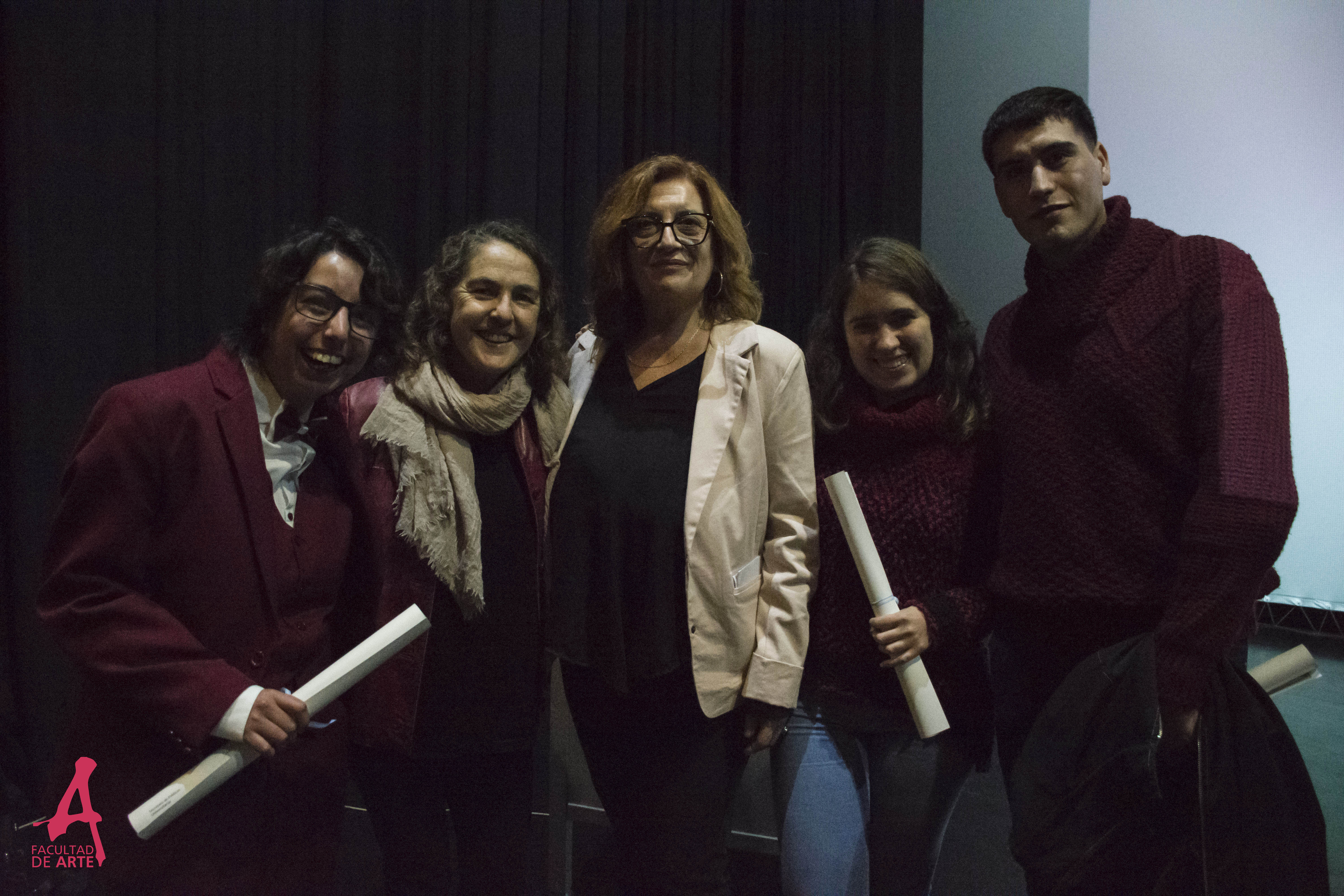 graduades de carreras de grado conn la decana y la vicedecana de la Facultad de Arte