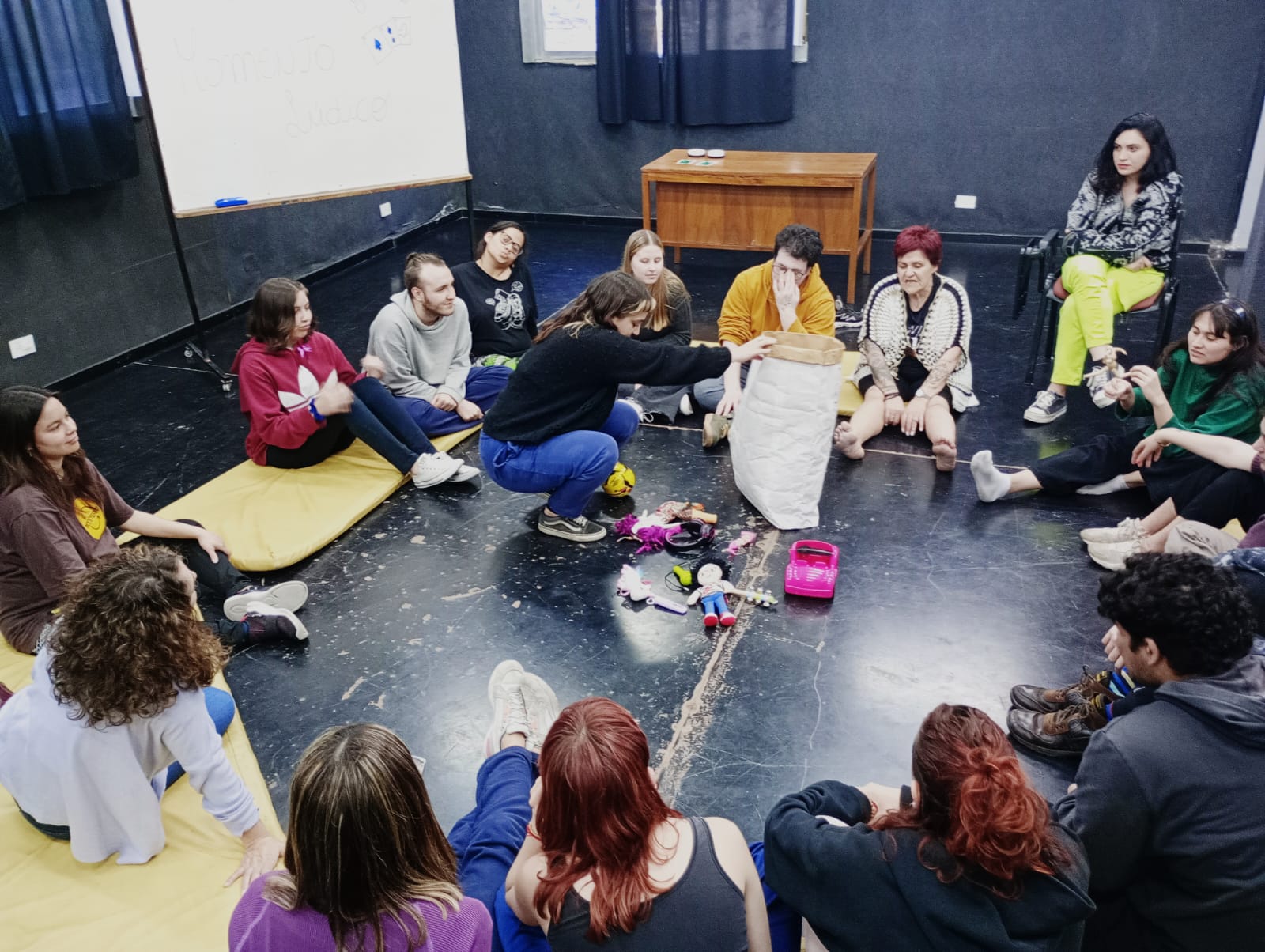 Momento lúdico en la cursada de procesos del juego como taller 2023